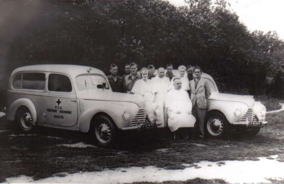  <p>Ekipa pogotowia w Radzyniu Podlaskim pod koniec lat 40. ubiegłego wieku</p>