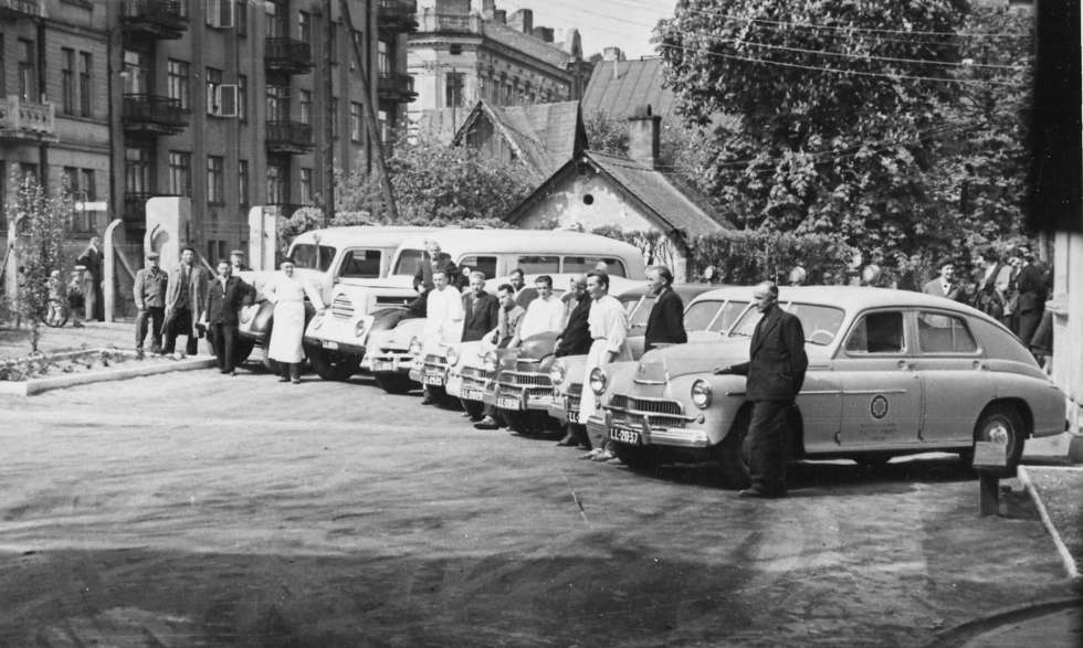  <p>Ambulanse ratunkowe w latach 50 i 60. opierały się gł&oacute;wnie na popularnych w&oacute;wczas nadwoziach warszawy</p>