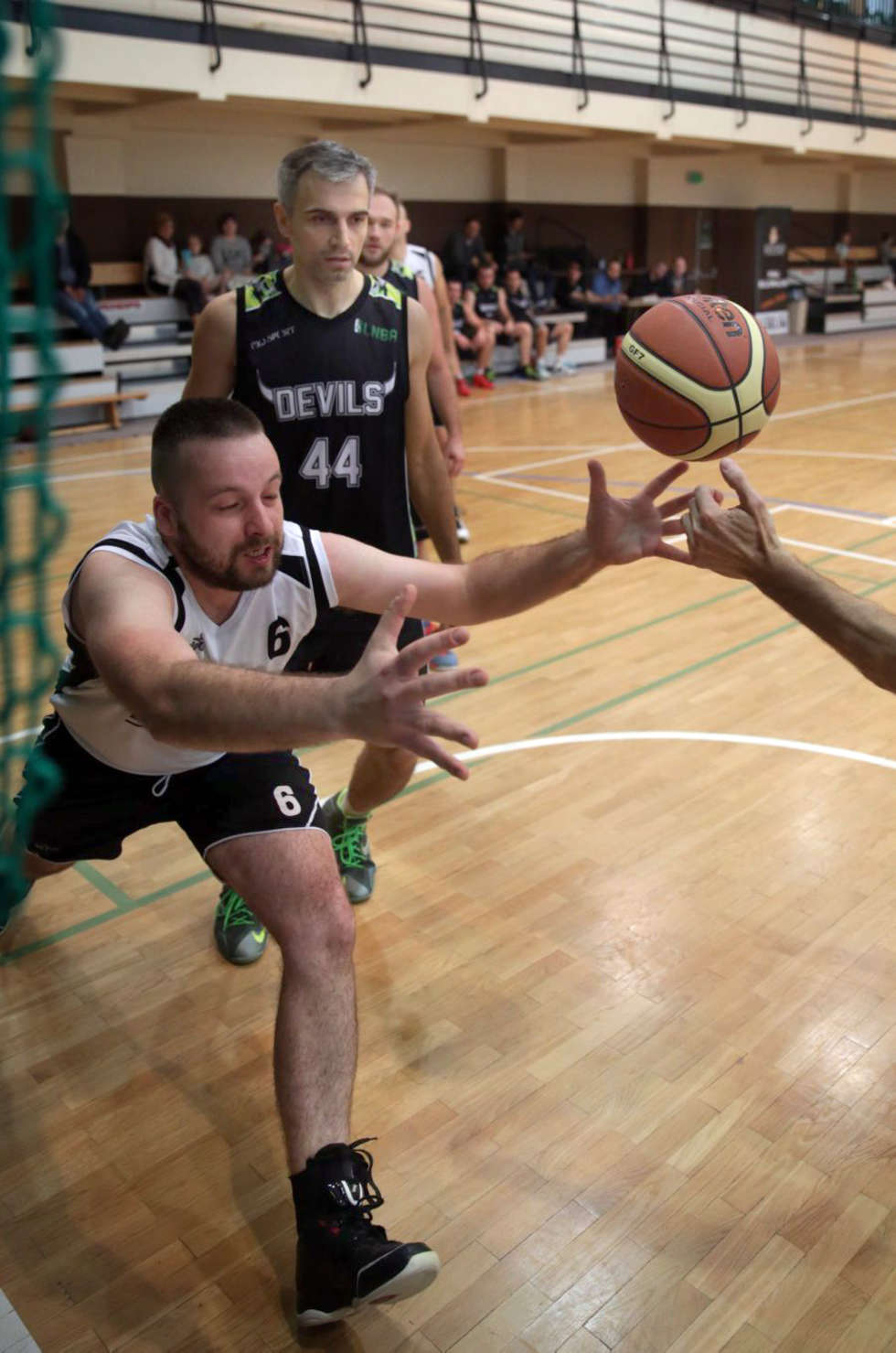  Koszykówka amatorów (zdjęcie 12) - Autor: Wojciech Nieśpiałowski
