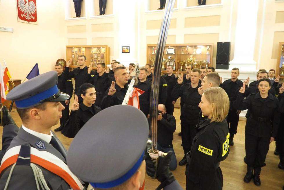  Ślubowanie 35 nowych policjantów (zdjęcie 9) - Autor: Maciej Kaczanowski