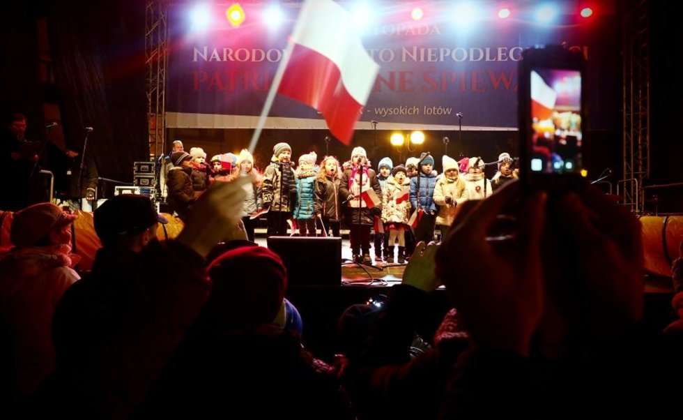  Prezydent Andrzej Duda zaśpiewał w Świdniku (zdjęcie 23) - Autor: Dorota Awiorko