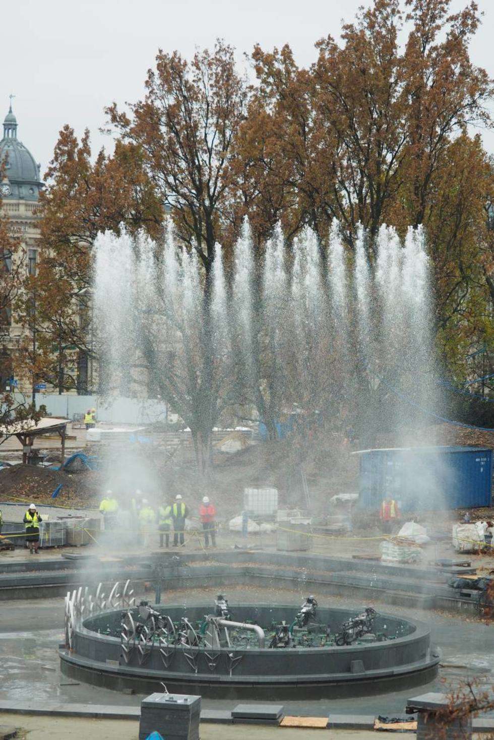  Nowa fontanna na pl. Litewskim: próbny rozruch (zdjęcie 17) - Autor: Maciej Kaczanowski