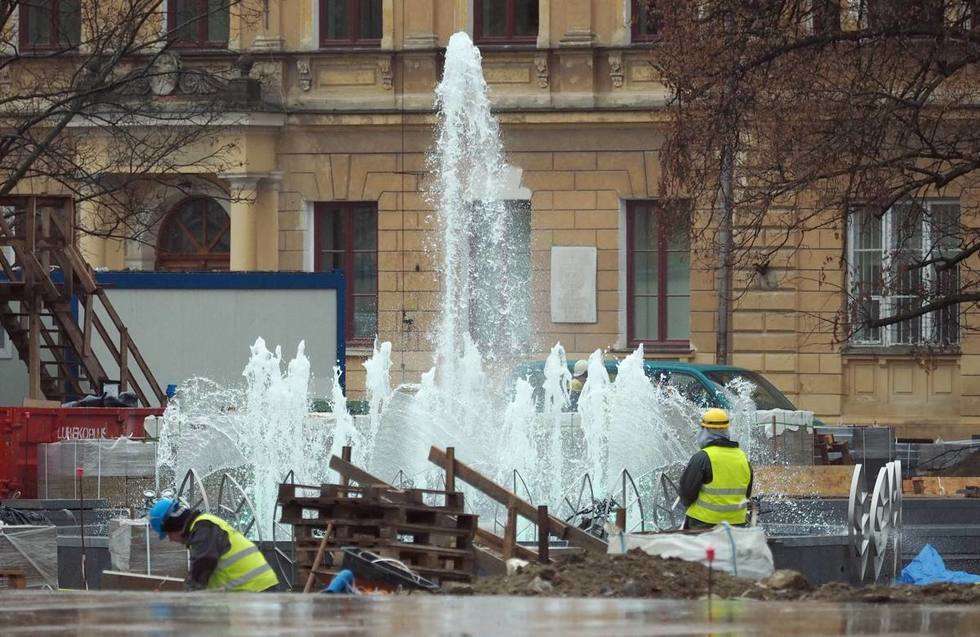  Nowa fontanna na pl. Litewskim: próbny rozruch (zdjęcie 2) - Autor: Maciej Kaczanowski
