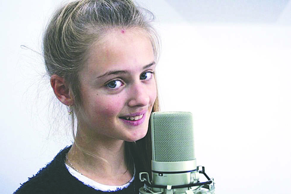  <p>2. <strong>Julia Chmielarska</strong></p>
<p>12-letnia piosenkarka, finalistka eliminacji do Eurowizji&nbsp;</p>
<p>SMS o treści BOHATER.2 pod numer 71160</p>
<p>&nbsp;</p>
<p>Śpiewała już w wieku 3 lat, jeden z jej ulubionych gatunk&oacute;w to muzyka pop. - Najczęściej słucham piosenek Michaela Jacksona i Whitney Houston. Lubię też Cristinę Aguilerę - wylicza Julka. W pierwszym konkursie wzięła udział już w przedszkolu. Odnosi sukcesy zar&oacute;wno w kraju jak i zagranicą. W październiku brała udział w eliminacjach do Konkursu Piosenki Eurowizji Junior 2016 r. W sumie w krajowych eliminacjach do tego ważnego konkursu udział brało 9 os&oacute;b. Jej występ bardzo spodobał się jurorom. - Jesteś świetna, nie musisz robić absolutnie nic, żadnych dodatkowych, ruch&oacute;w, uśmiech&oacute;w. Jesteś świetna i my to widzimy - m&oacute;wiła Margaret.&nbsp;</p>
<p>Opr&oacute;cz konkursu Eurowizji Julia zdobyła m.in. I miejsce na Międzynarodowym Festiwalu &bdquo;Muszelki Wigier&rdquo; w Suwałkach, wyr&oacute;żnienie na Międzynarodowym Festiwalu Piosenki i Tańca w Koninie czy I miejsce na Og&oacute;lnopolskim Festiwalu &bdquo;Blues Meeting&rsquo;&rsquo; - Dzieci śpiewają bluesa w Kraśniku.</p>
<p>Na co dzień Julia uczy się w Szkole Podstawowej nr 5 w Kraśniku oraz w Szkole Muzycznej I stopnia w klasie fortepianu.&nbsp;</p>