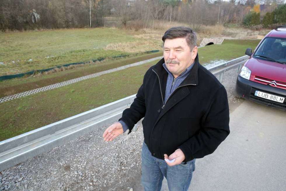  <p>Roman Chudzik, radny gminy Jastk&oacute;w podejrzewa, że ktoś zapomniał o budowie chodnika przy przystankach&nbsp;</p>