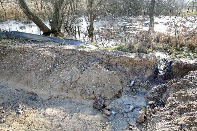 <p>Mieszkańcy się martwią, że drogowcy, od strony Tomaszowic, zasypali naturalny ciek wodny</p>