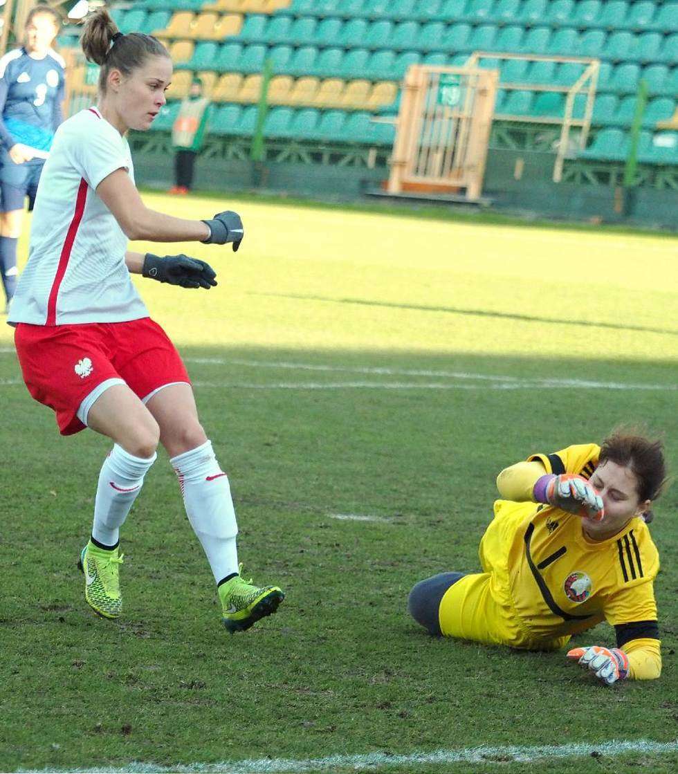   W pojedynku kobiecych drużyn piłkarskich: Polska vs Białoruś 4:0 (zdjęcie 16) - Autor: Maciej Kaczanowski