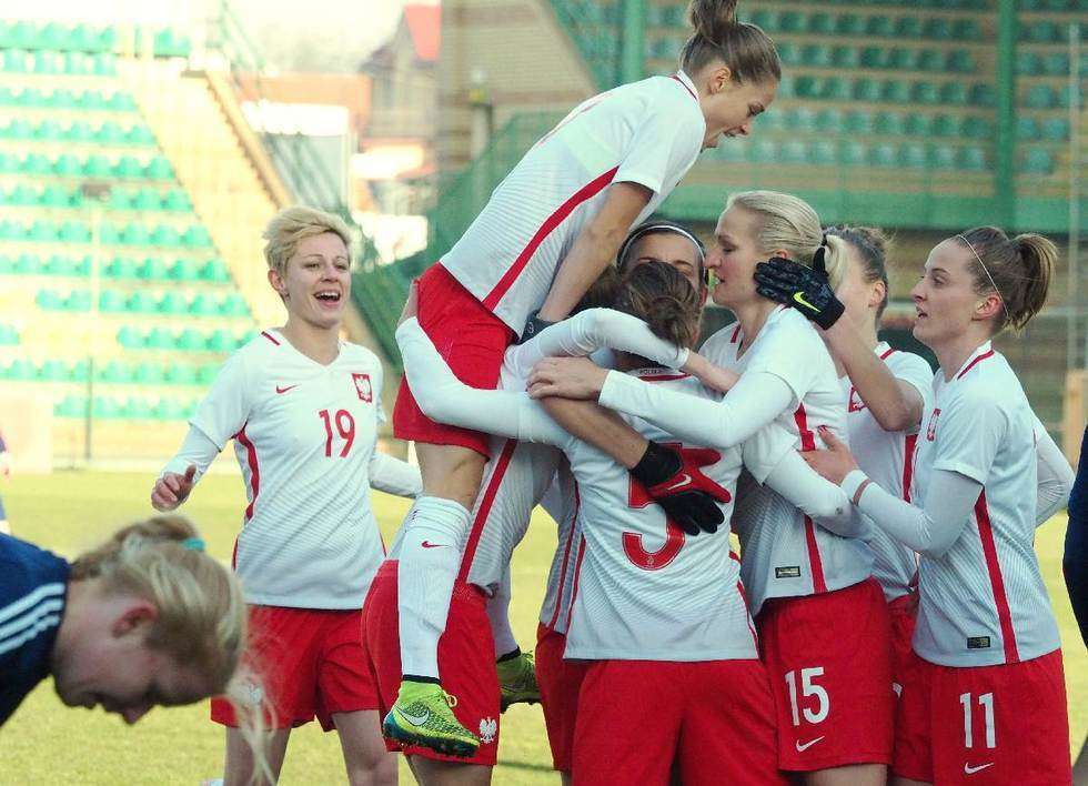   W pojedynku kobiecych drużyn piłkarskich: Polska vs Białoruś 4:0 (zdjęcie 14) - Autor: Maciej Kaczanowski