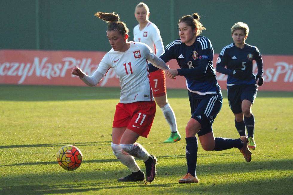   W pojedynku kobiecych drużyn piłkarskich: Polska vs Białoruś 4:0 (zdjęcie 32) - Autor: Maciej Kaczanowski