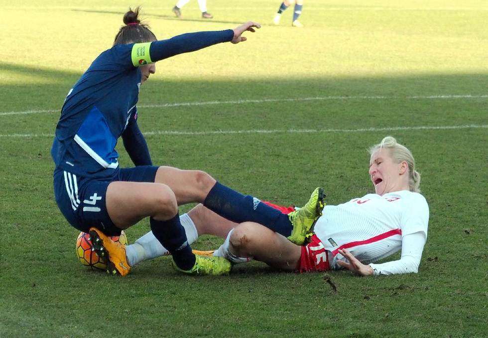   W pojedynku kobiecych drużyn piłkarskich: Polska vs Białoruś 4:0 (zdjęcie 24) - Autor: Maciej Kaczanowski