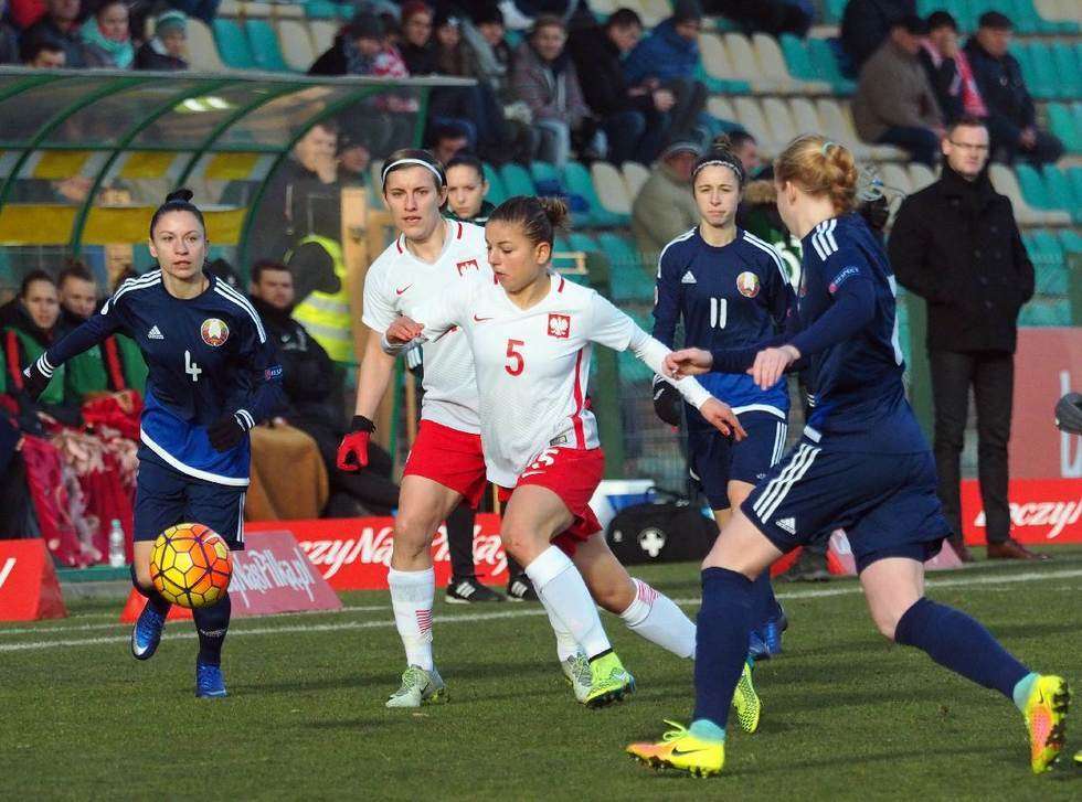   W pojedynku kobiecych drużyn piłkarskich: Polska vs Białoruś 4:0 (zdjęcie 10) - Autor: Maciej Kaczanowski