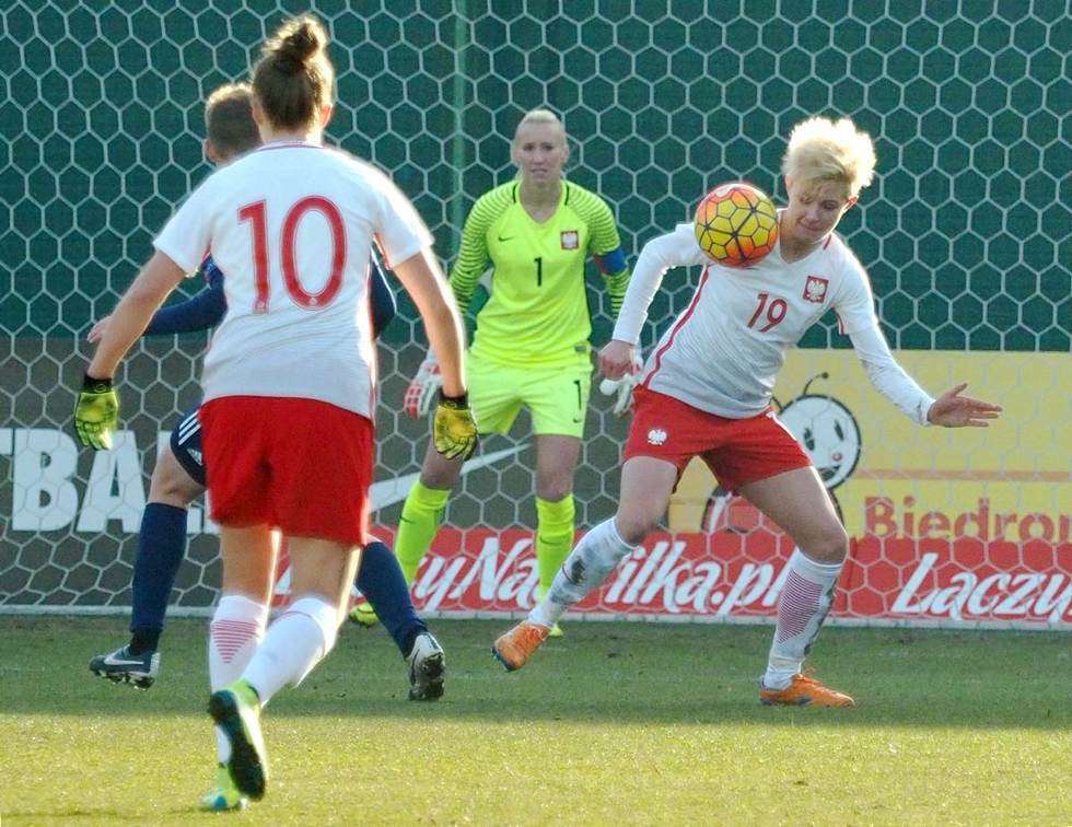   W pojedynku kobiecych drużyn piłkarskich: Polska vs Białoruś 4:0 (zdjęcie 22) - Autor: Maciej Kaczanowski
