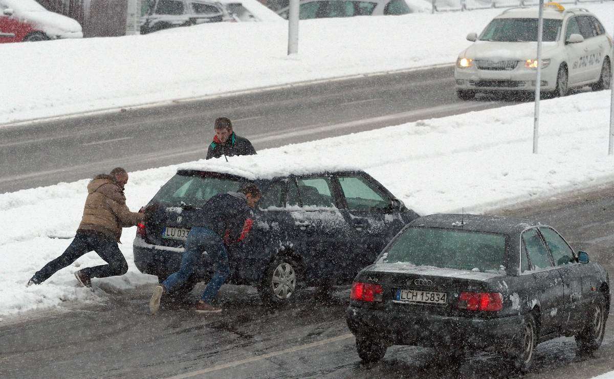 Zima w Lublinie: kłopoty kierowców na ul. Węglarza - Autor: Maciej Kaczanowski
