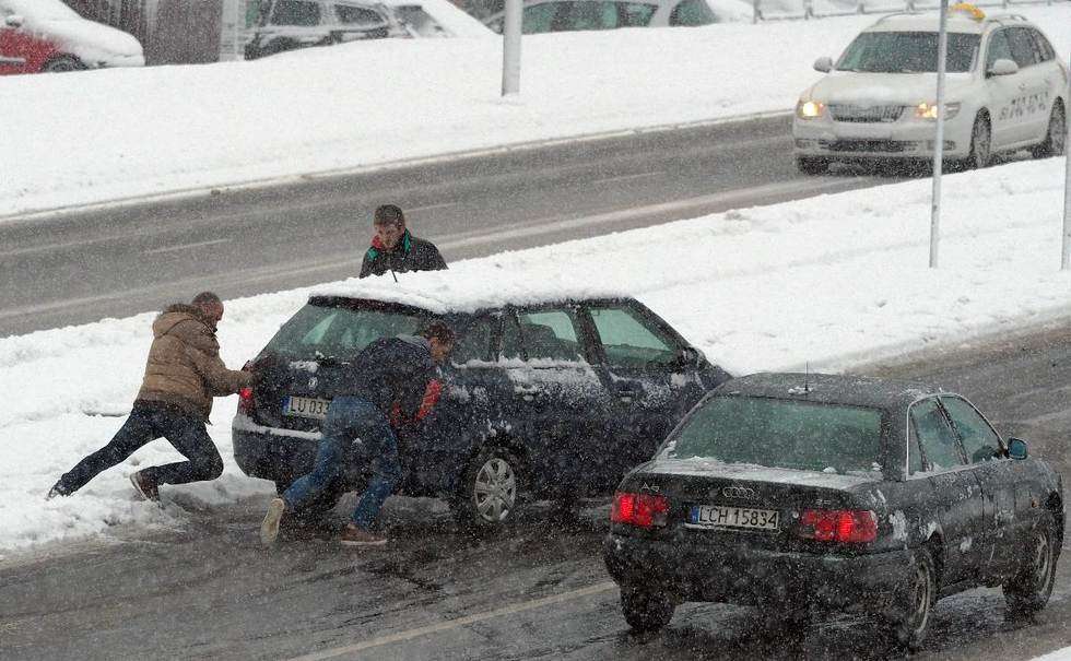  Zima w Lublinie: kłopoty kierowców na ul. Węglarza (zdjęcie 1) - Autor: Maciej Kaczanowski