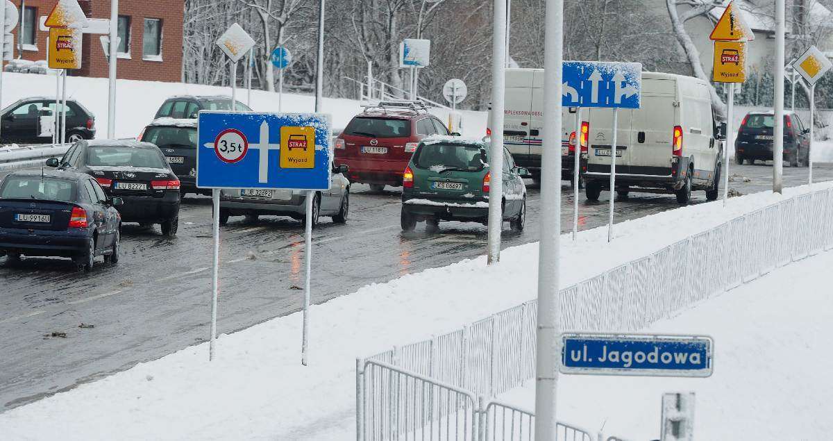 Zima w Lublinie: kłopoty kierowców na ul. Węglarza