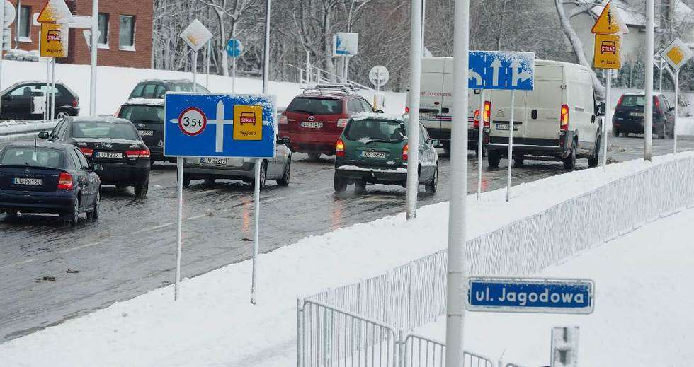 Zima w Lublinie: kłopoty kierowców na ul. Węglarza (zdjęcie 2) - Autor: Maciej Kaczanowski