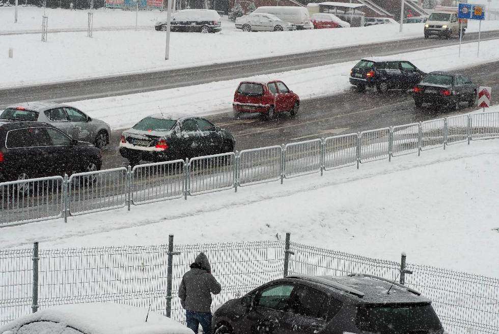  Zima w Lublinie: kłopoty kierowców na ul. Węglarza (zdjęcie 5) - Autor: Maciej Kaczanowski