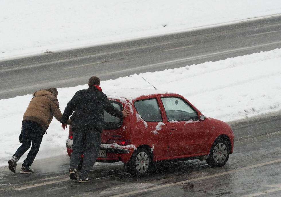  Zima w Lublinie: kłopoty kierowców na ul. Węglarza (zdjęcie 9) - Autor: Maciej Kaczanowski