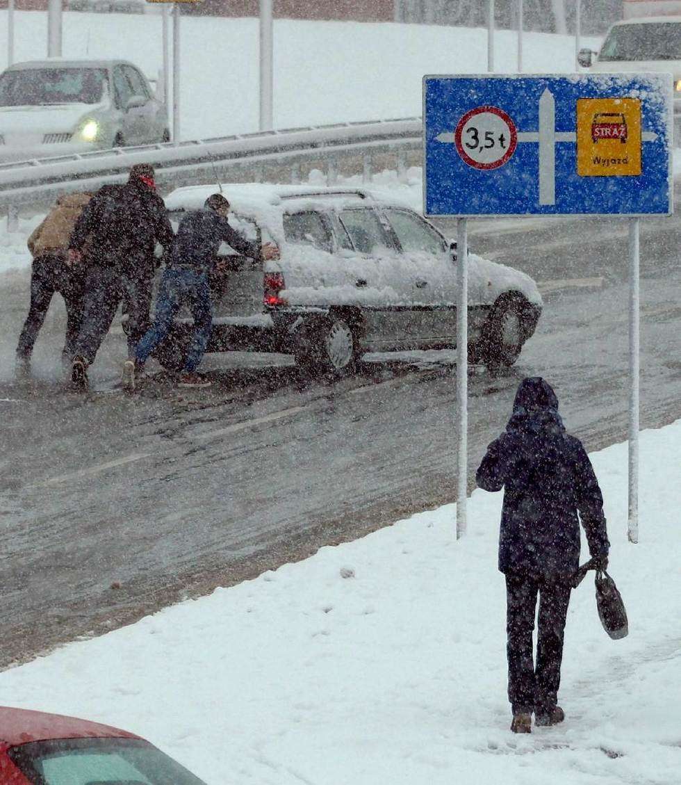  Zima w Lublinie: kłopoty kierowców na ul. Węglarza (zdjęcie 7) - Autor: Maciej Kaczanowski