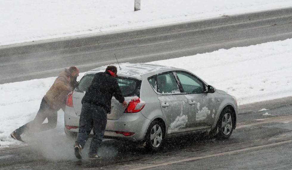  Zima w Lublinie: kłopoty kierowców na ul. Węglarza (zdjęcie 8) - Autor: Maciej Kaczanowski