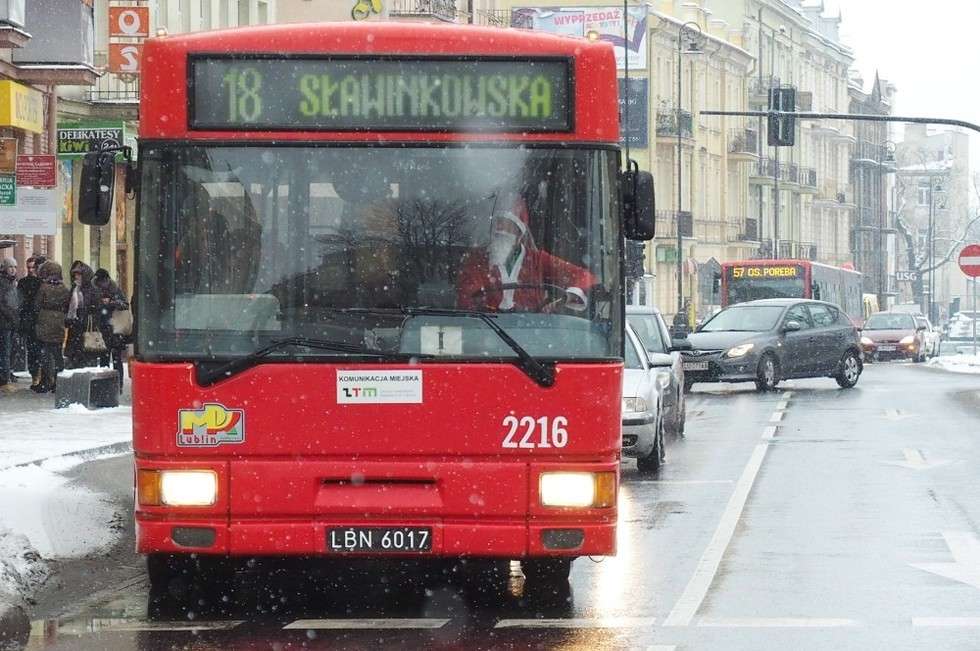  Święty Mikołaj za kierownicą autobusu  - Autor: Maciej Kaczanowski