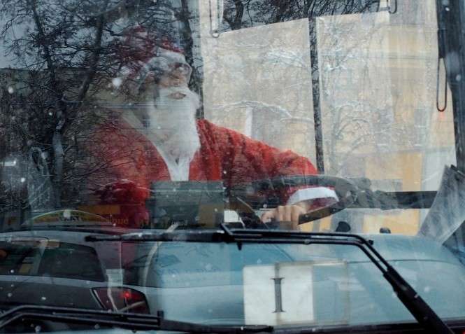 Święty Mikołaj za kierownicą autobusu - Autor: Maciej Kaczanowski