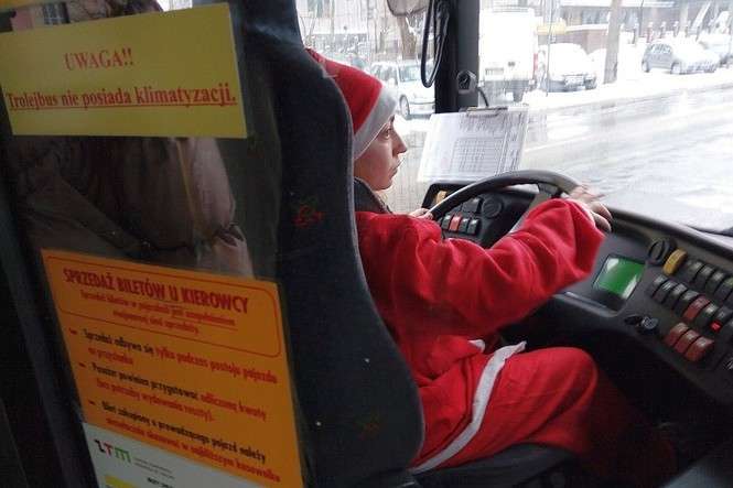 Święty Mikołaj za kierownicą autobusu