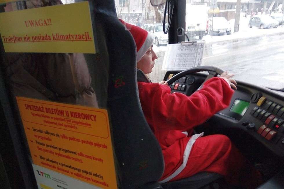  Święty Mikołaj za kierownicą autobusu (zdjęcie 2) - Autor: Dominik Smaga