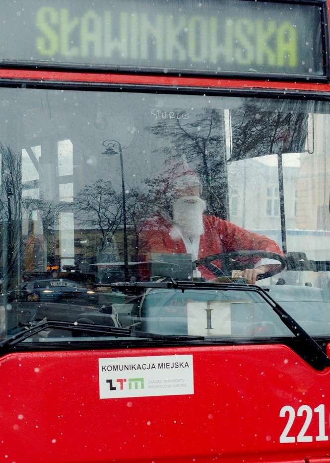 Święty Mikołaj za kierownicą autobusu