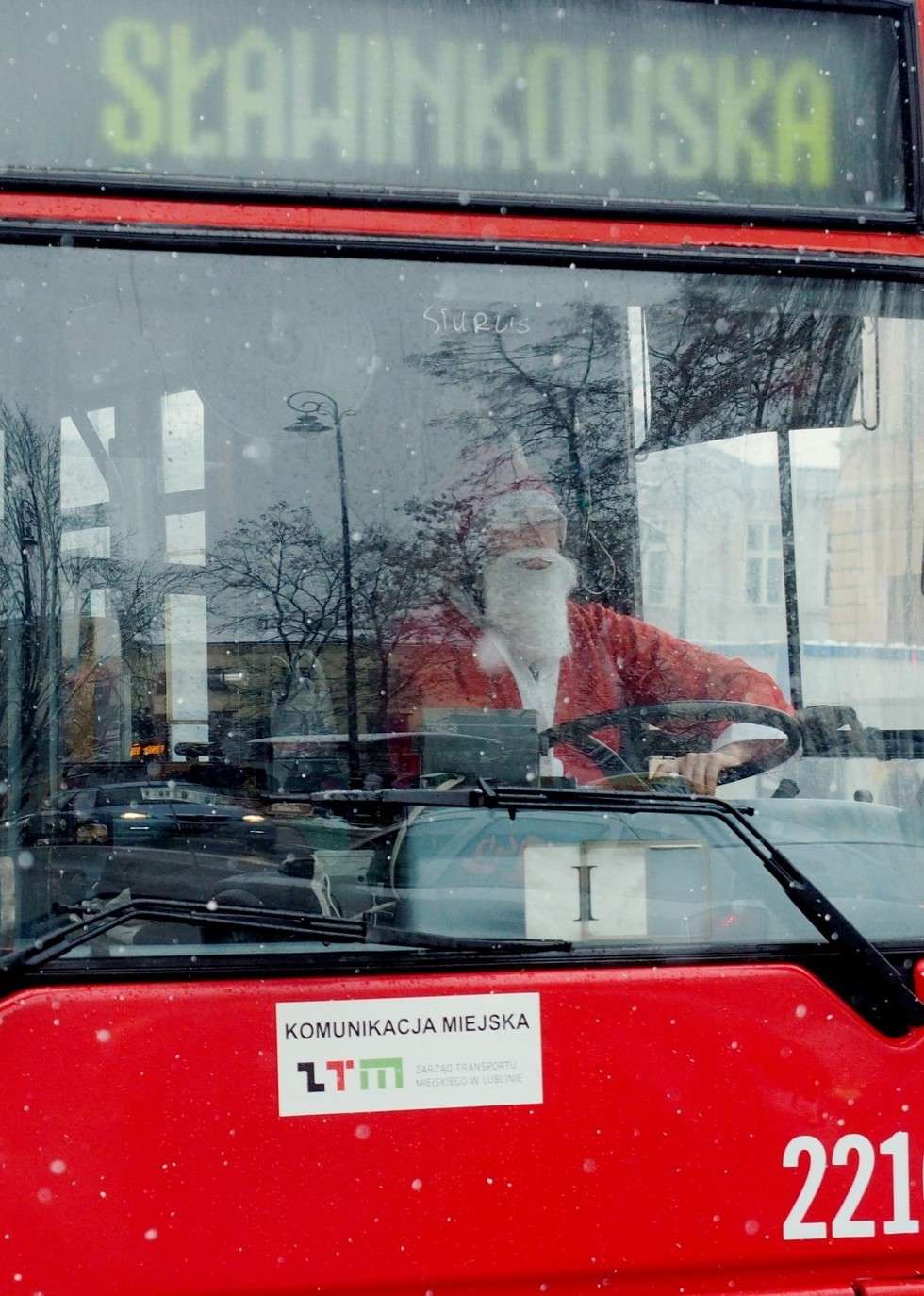  Święty Mikołaj za kierownicą autobusu (zdjęcie 3) - Autor: Maciej Kaczanowski