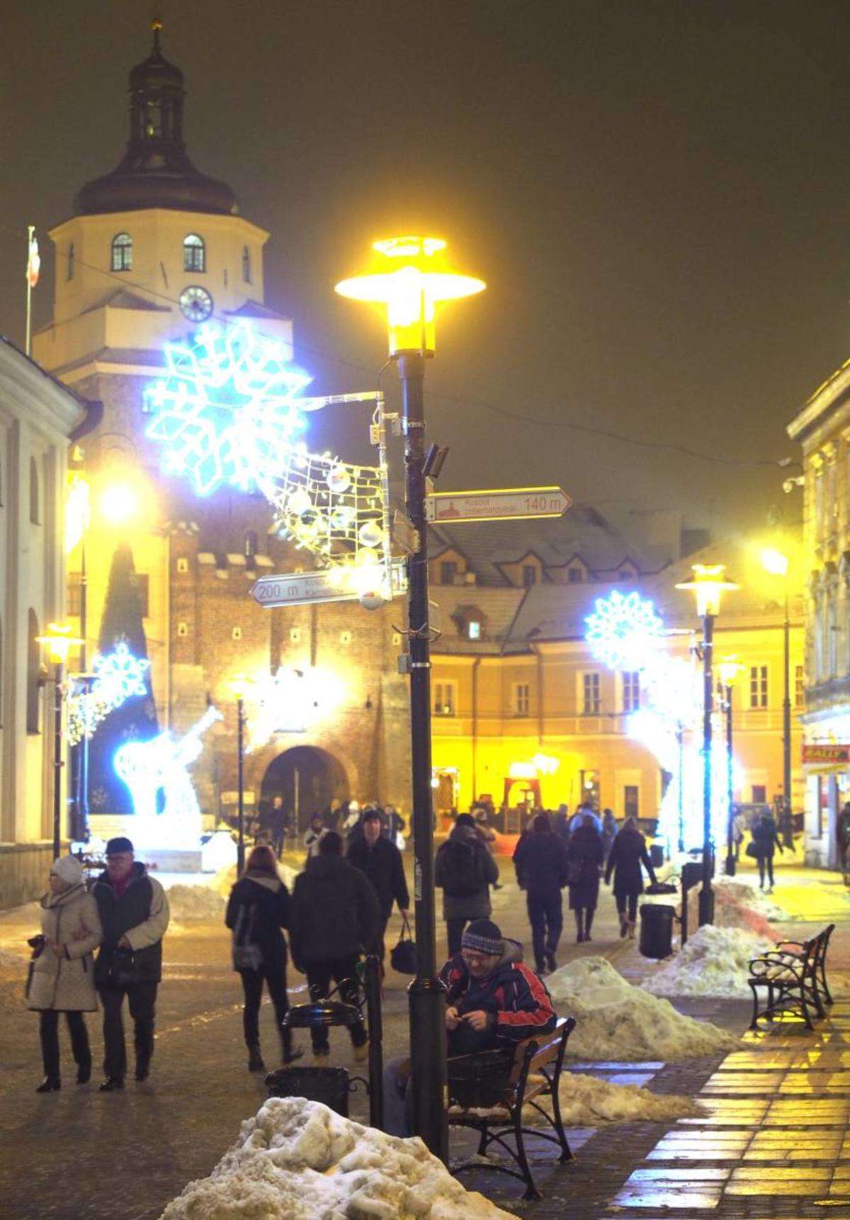 Dziś rozbłysły lampki na ratuszowej choince i świateczna iluminacja deptaka 