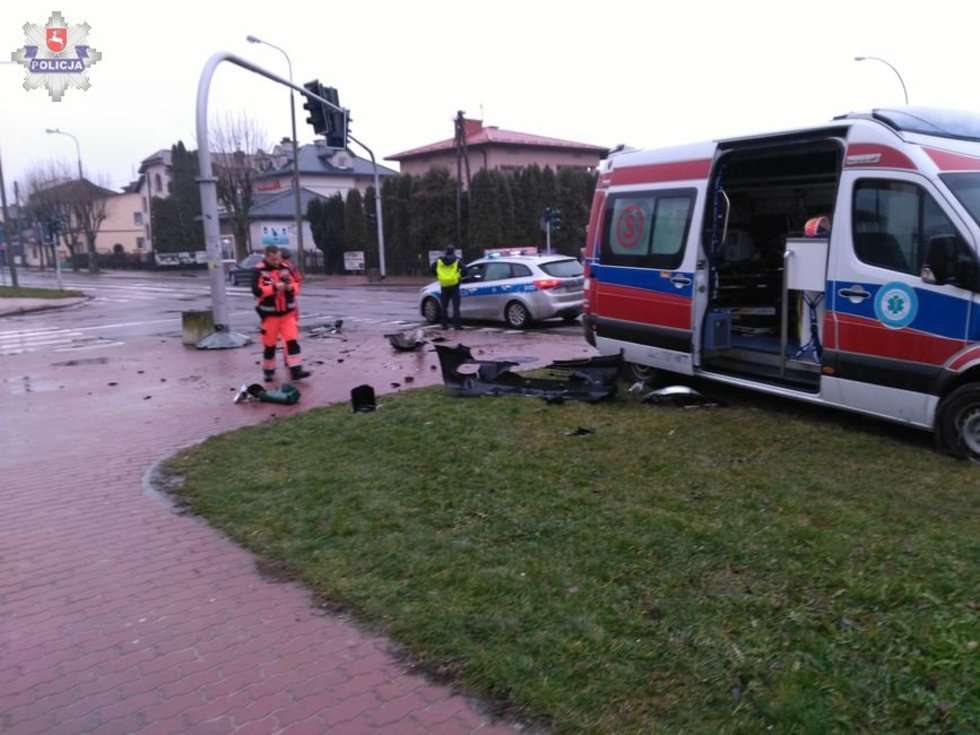  Wypadek karetki pogotowia w Kraśniku (zdjęcie 2) - Autor: Policja