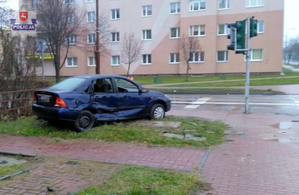 Wypadek karetki pogotowia w Kraśniku (zdjęcie 4) - Autor: Policja