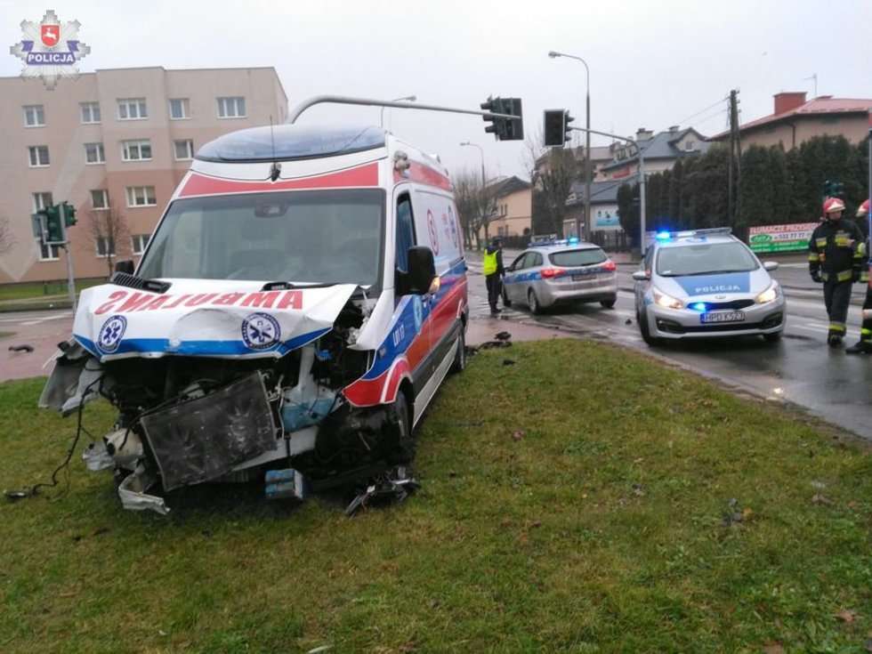  Wypadek karetki pogotowia w Kraśniku (zdjęcie 3) - Autor: Policja