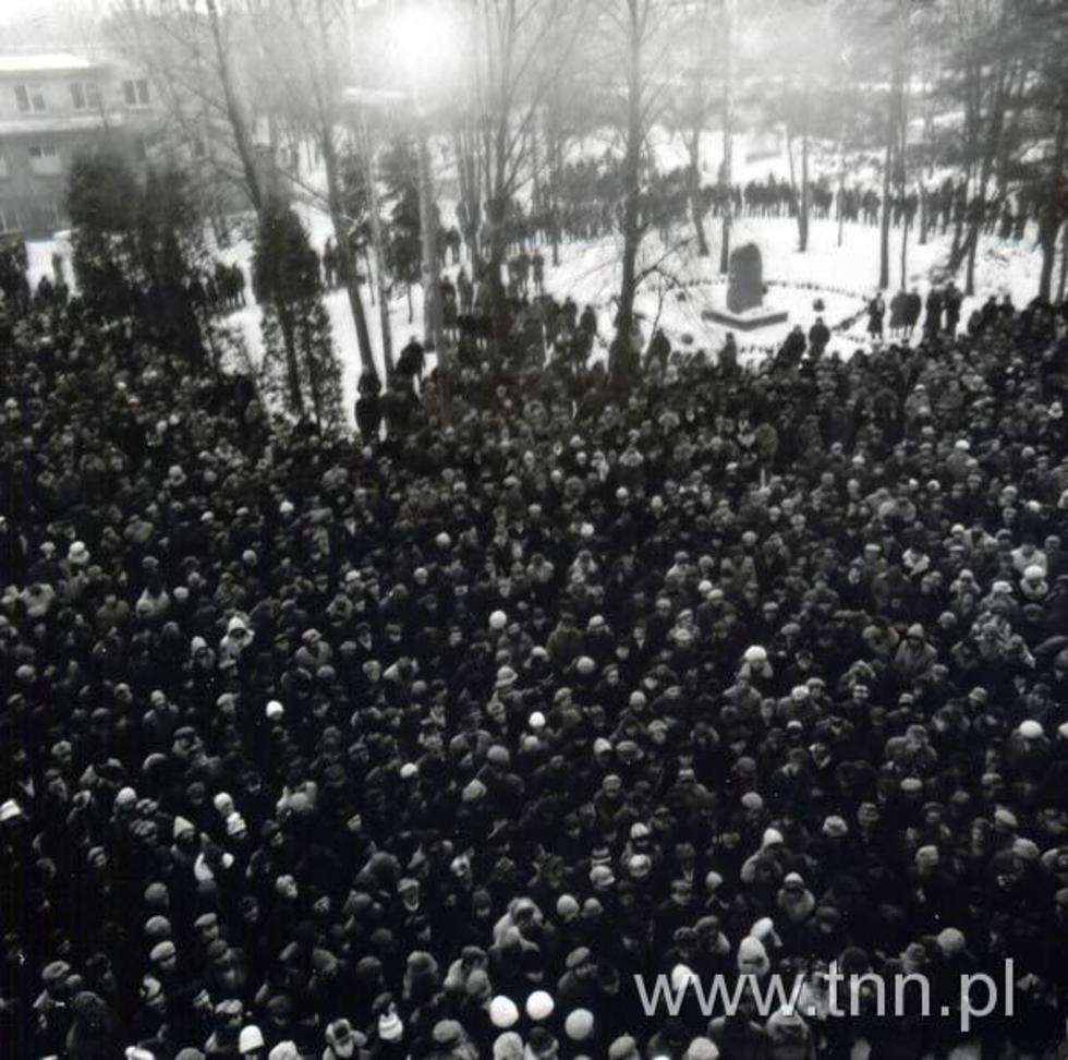  <p class="MsoNormal">Tłum przy pomniku na terenie WSK Świdnik</p>