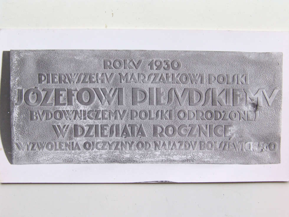  <p>Tabliczka z pomnika przechowywana przez Jana Duera</p>
<p>&nbsp;</p>