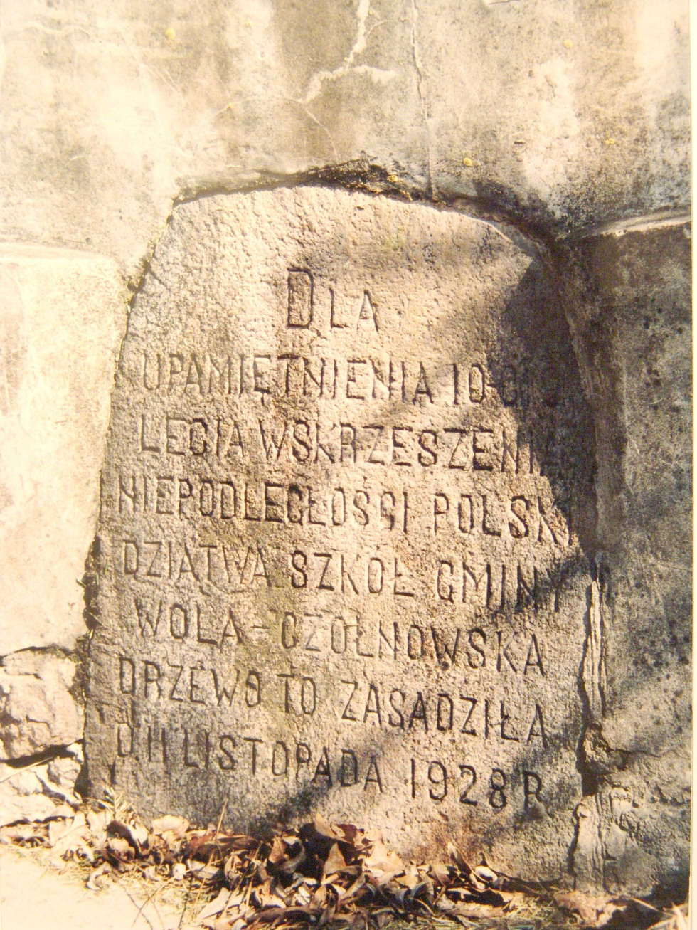  <p>Pamiątkowy kamień umieszczony w cokole pomnika - 2005 r.&nbsp;</p>
<p>&nbsp;</p>