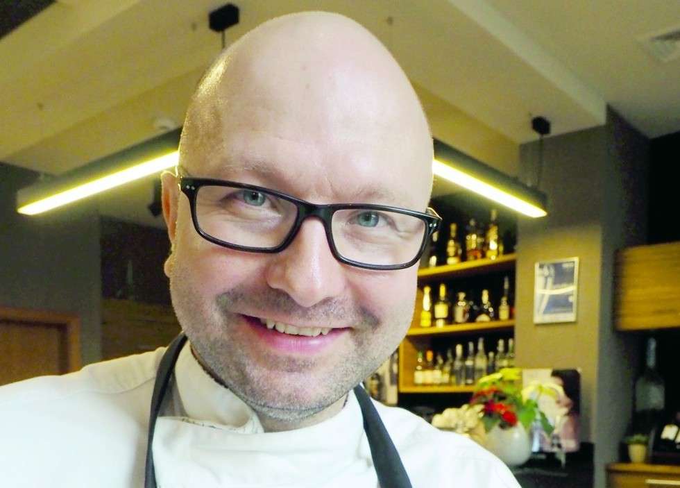  <p>Piotr Skwarek</p>
<p>Trzy Romanse w Lublinie</p>
<p>Talent Roku w konkursie Good Chef 2016. Miłośnik smak&oacute;w dzieciństwa i domowej, regionalnej kuchni. Robi doskonałe pierogi. Na przystawkę podaje w swojej restauracji osobiście zrobiony salceson.</p>
<p>Bardzo pracowity, zaw&oacute;d traktuje jako misję i ma w tym dużo pokory. Studiuje książki kucharskie, odtwarza zapomniane techniki gotowania. Ma talent do wizualnej kompozycji potrawy na talerzu.</p>
