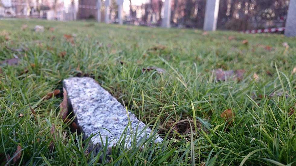 Ktoś zniszczył krzyże na cmentarzu wojennym w Lublinie (zdjęcie 1) - Autor: Łukasz Minkiewicz