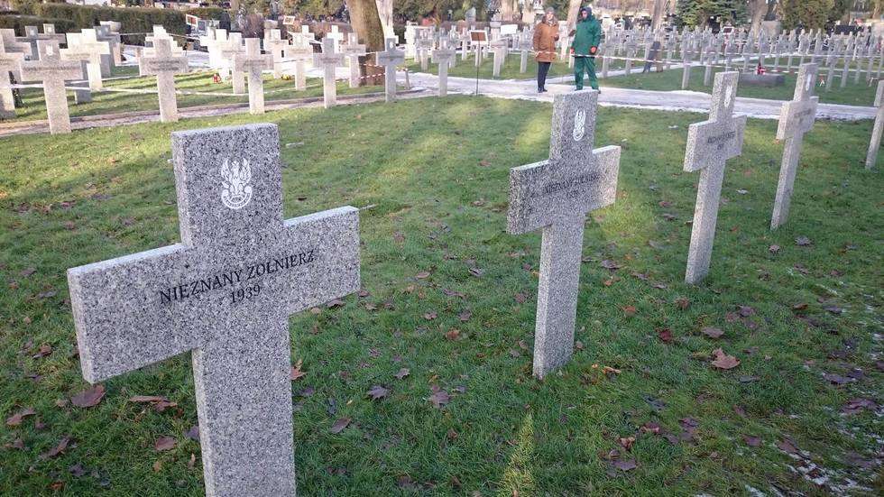  Ktoś zniszczył krzyże na cmentarzu wojennym w Lublinie  - Autor: Łukasz Minkiewicz