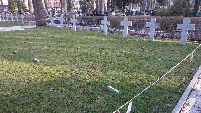 Ktoś zniszczył krzyże na cmentarzu wojennym w Lublinie