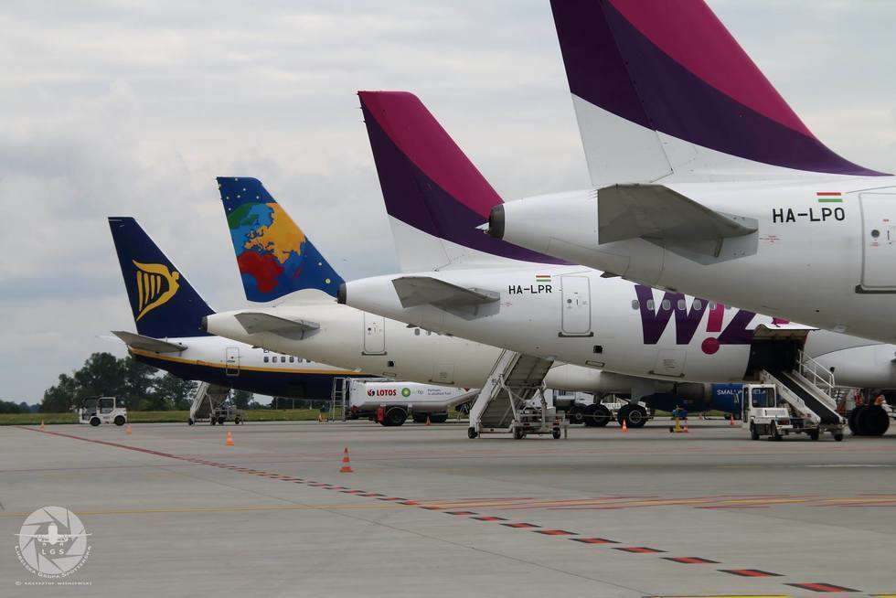  <p><strong>6</strong></p>
<p>linii lotniczych wykonywało regularne połączenia z&nbsp;lubelskiego lotniska: Wizz Air, Ryanair, Lufthansa, Carpatair, Eurolot i&nbsp;Small Planet. Obecnie z&nbsp;Lublina latają tylko Wizz Air i&nbsp;Ryanair, a w&nbsp;sezonie letnim wakacyjne loty uruchomi Small Planet</p>
