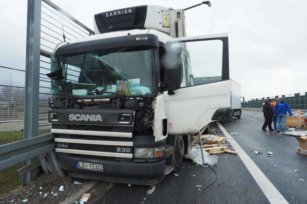  Wypadek na obwodnicy: Zderzyły się dwie ciężarówki, w jednej były kurczaki (zdjęcie 3) - Autor: Maciej Kaczanowski