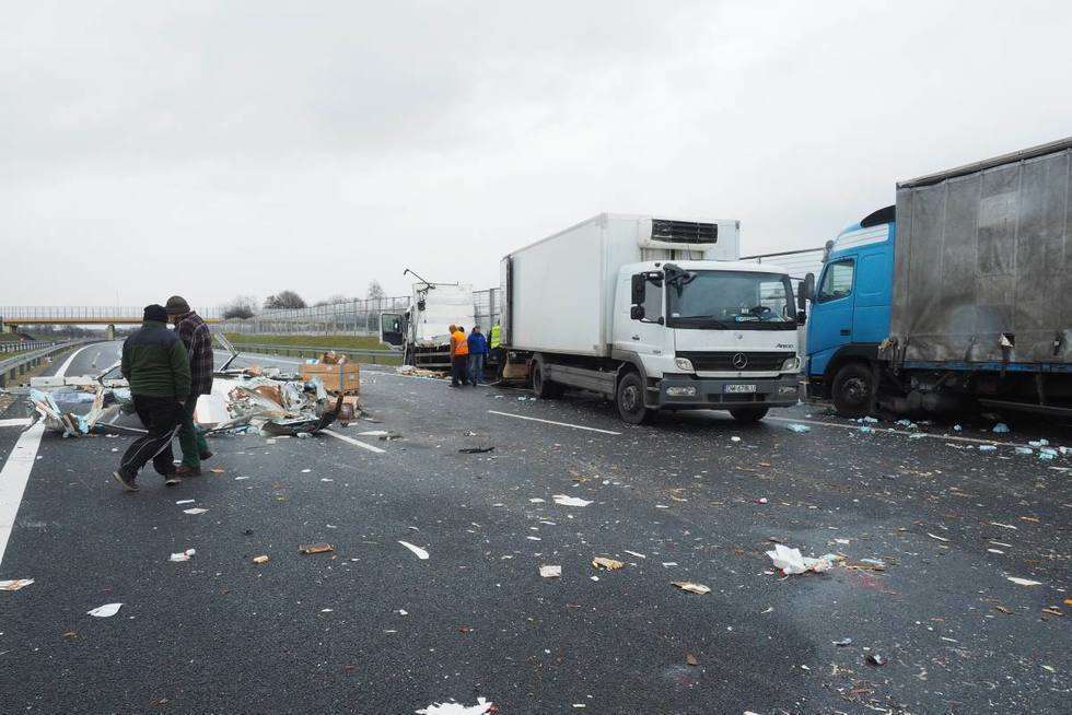  Wypadek na obwodnicy: Zderzyły się dwie ciężarówki, w jednej były kurczaki (zdjęcie 9) - Autor: Maciej Kaczanowski