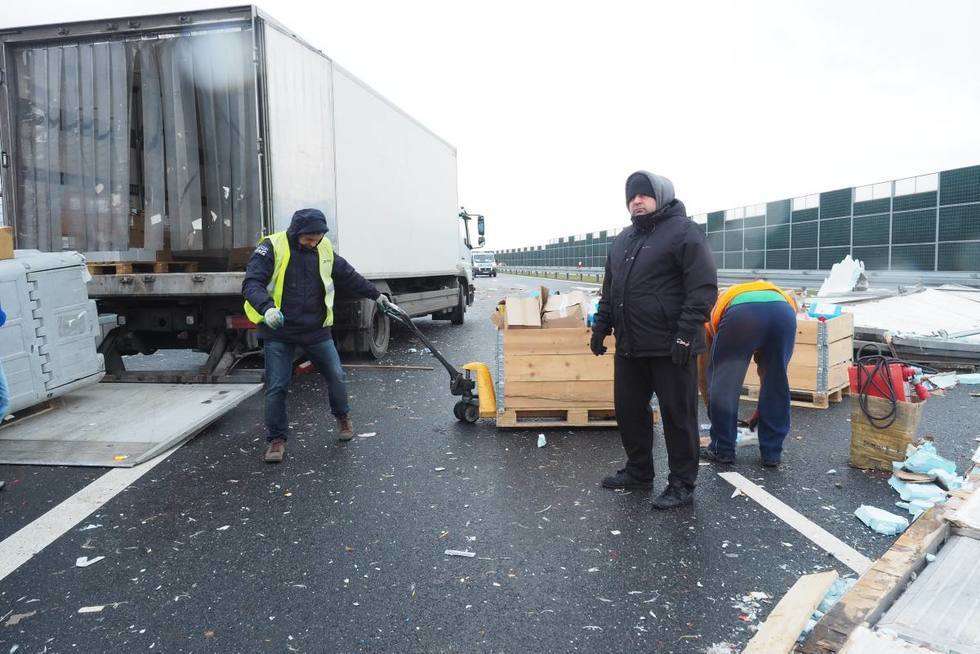  Wypadek na obwodnicy: Zderzyły się dwie ciężarówki, w jednej były kurczaki (zdjęcie 10) - Autor: Maciej Kaczanowski