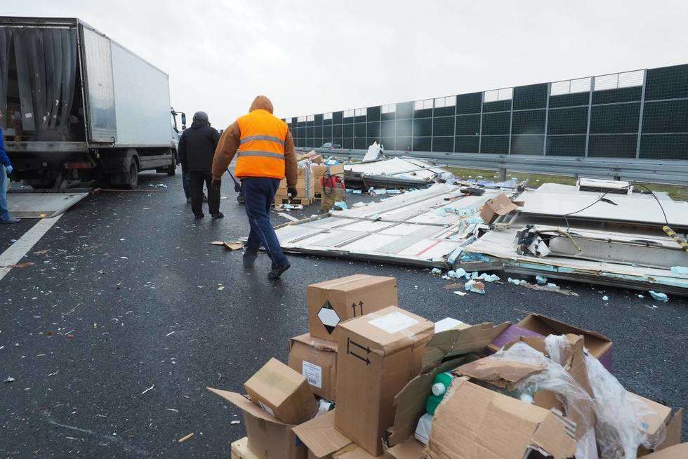  Wypadek na obwodnicy: Zderzyły się dwie ciężarówki, w jednej były kurczaki (zdjęcie 5) - Autor: Maciej Kaczanowski