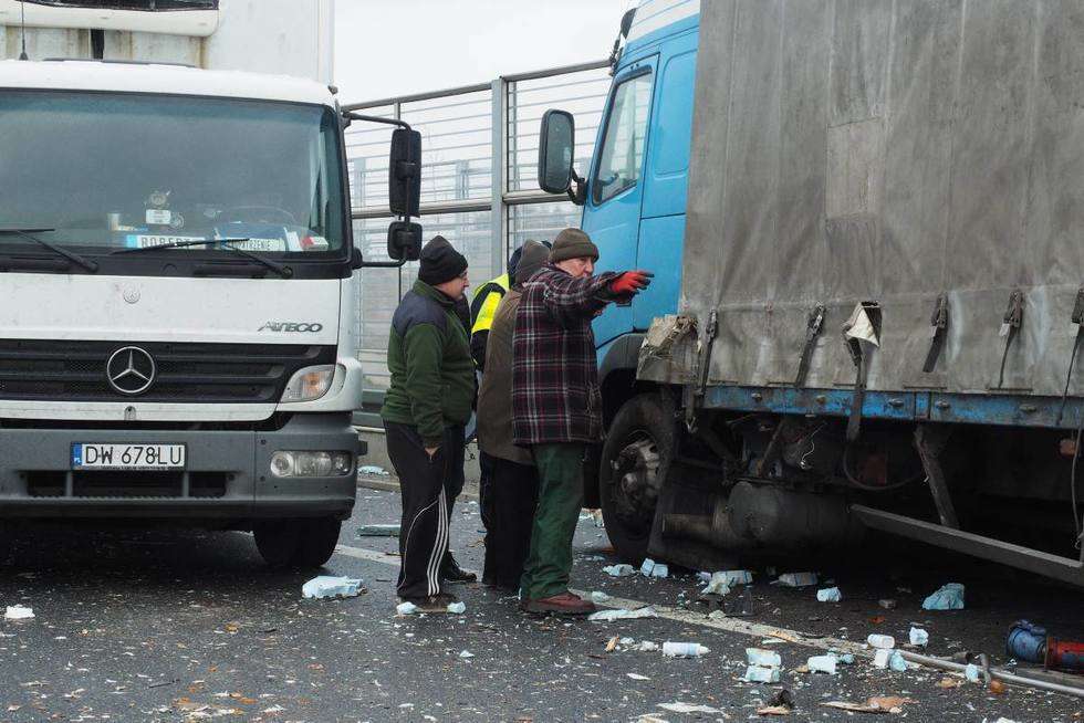  Wypadek na obwodnicy: Zderzyły się dwie ciężarówki, w jednej były kurczaki (zdjęcie 11) - Autor: Maciej Kaczanowski