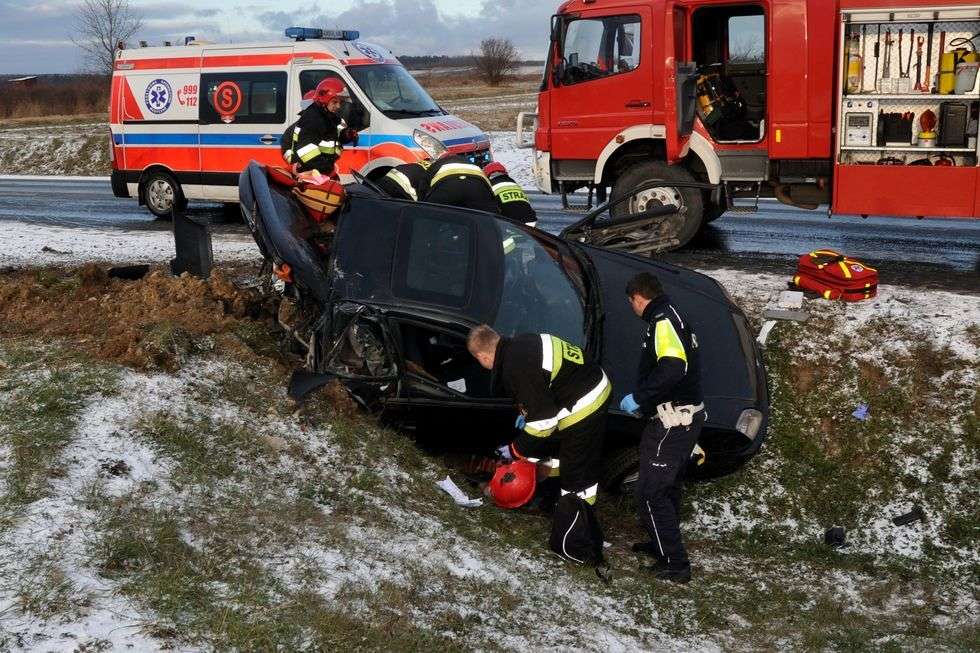  Wypadek w Kraśniku na al. Tysiąclecia (zdjęcie 3) - Autor: Janusz Majewski KPP Kraśnik