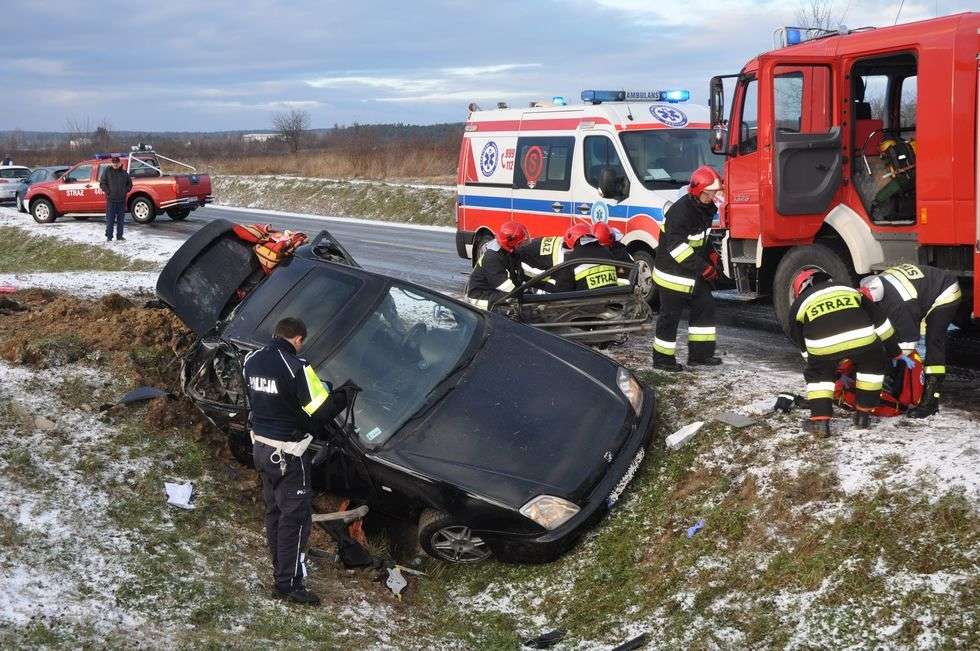  Wypadek w Kraśniku na al. Tysiąclecia (zdjęcie 2) - Autor: Janusz Majewski KPP Kraśnik