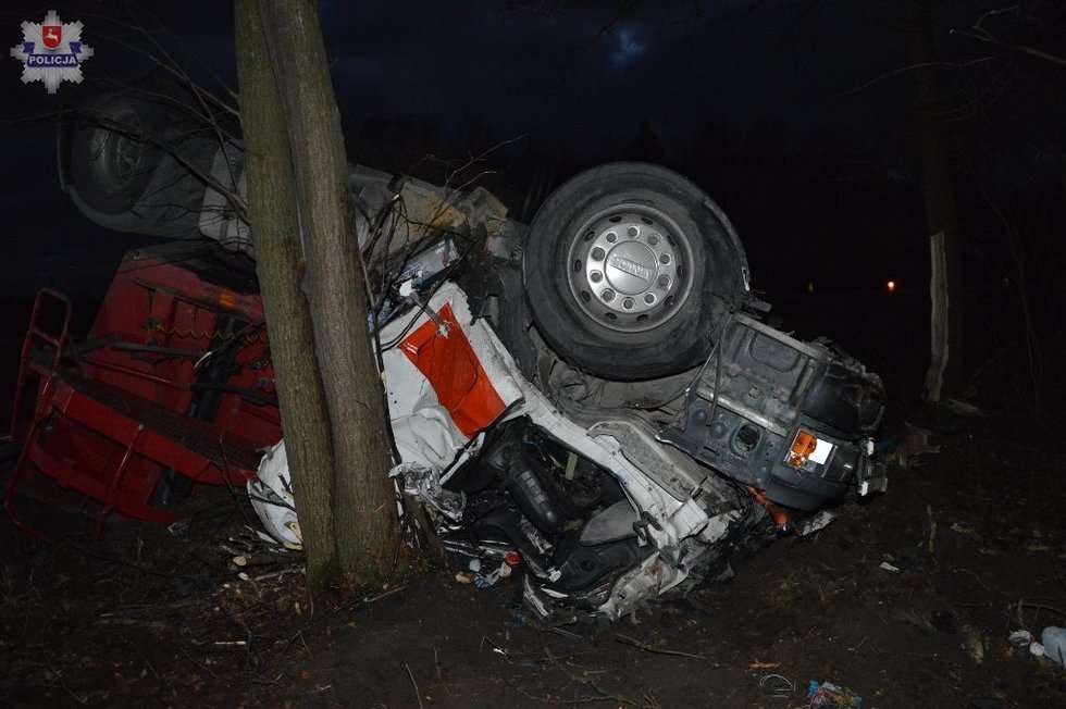  Wypadek w Styrzyńcu. Ciężarówka wywróciła się (zdjęcie 2) - Autor: Policja